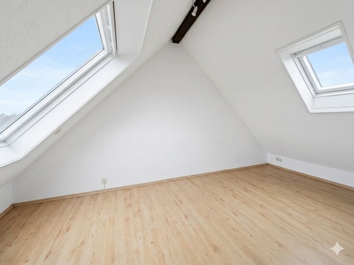 Jobcenter – جوب سنتر – Джобцентер – deine neue Wohnung ist fertig! – Helles Dachgeschoss