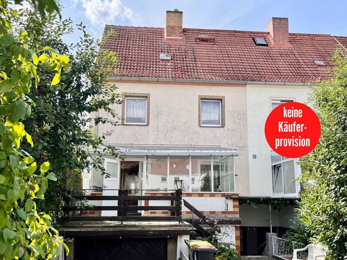 HORN IMMOBILIEN ++ Neubrandenburg Vogelviertel, Haus mit Grundstück, Terrasse und 3 Garagen – Hausansicht Gartenseite