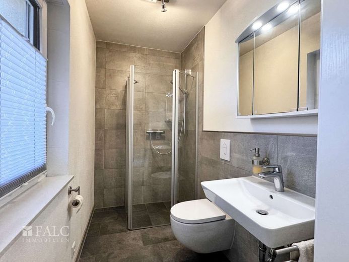 Energieeffizienzhaus A+ mit großem Grundstück, Privatsphäre und viel Natur - provisionsfrei! – Gäste-WC mit Dusche