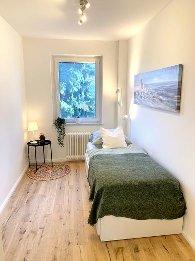 Wohnen auf Zeit: Kernsanierte 2,5-Zimmer-Wohnung mit Südwest-Balkon in Rahlstedt – Kinderzimmer