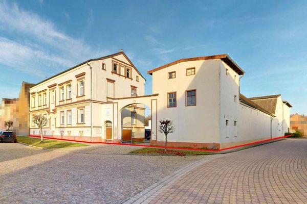 Schönebeck yakınında dört taraflı avlu: 4 konut birimli çok aileli ev, %8,6 mevcut getiri ve %30’a kadar genişletme potansiyeli!