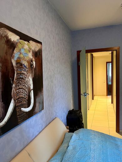 1+1=1 * Großzügige, familientaugliche ETW in ruhiger und dennoch zentraler Lage * in Niedernhausen – Schlafzimmer m. Blick aufs Bad