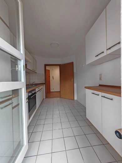 Schöne, renovierte Wohnung in guter Lage in HN – ab sofort als Wohnung oder WG bezugsfertig! – Küche Ansicht aus Balkon