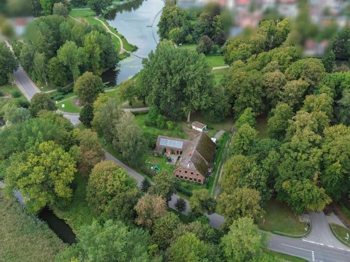 Vivere in città senza vicini diretti: una casa spaziosissima per famiglie numerose a Rehna – Foto 1
