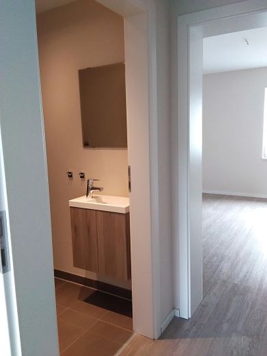 Blick in Schlafzimmer + WC