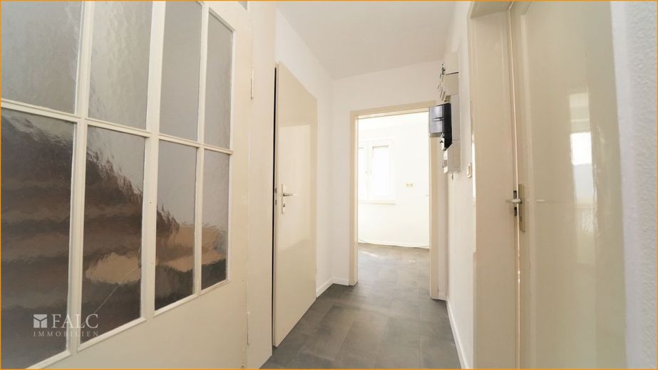 Aus ALT mach NEU!!! - FALC Immobilien Heilbronn – Lichtdurchfluteter Flur