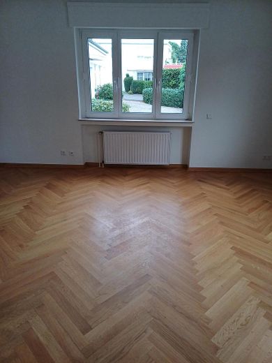 fris gerenoveerde en instapklare woning te huur in Dortmund-Lütgendortmund – Raum mit Parkettboden 