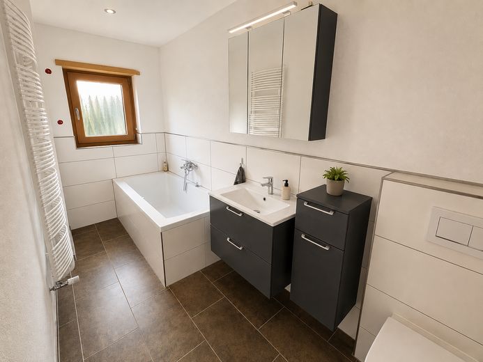 Modernize edilmiş müstakil ev | 196 m² yaşam alanı | 1.382 m² arsa | hemen taşınmaya hazır – Modernes Badezimmer