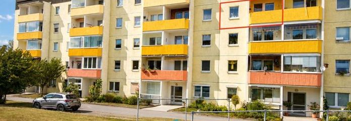 Investimento solido in complesso residenziale ben curato – balcone, posto auto e inquilino presenti