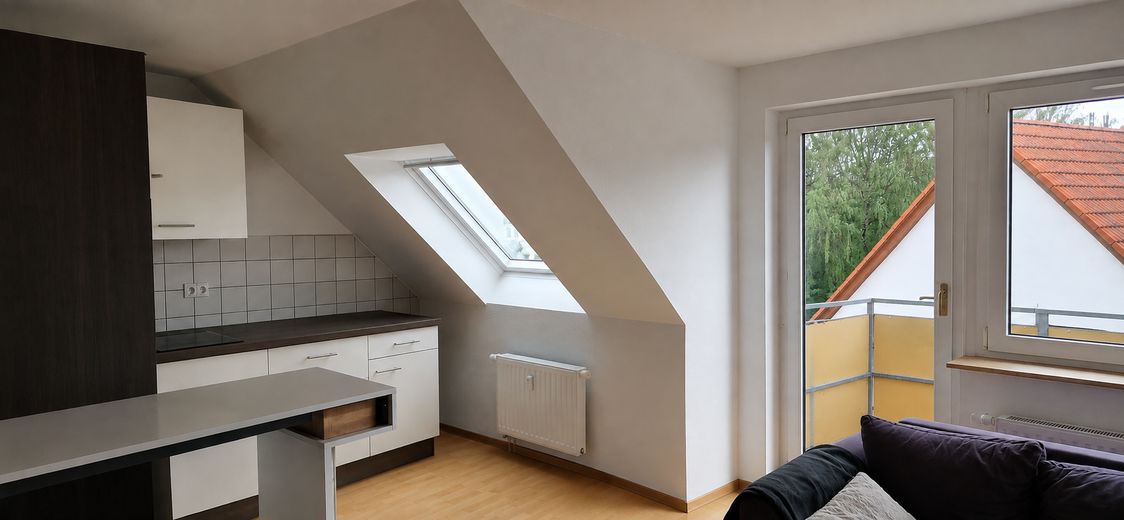 Attraente appartamento mansardato con balcone, posto auto e soffitta aggiuntiva – Wohnzimmer mit offener Küche
