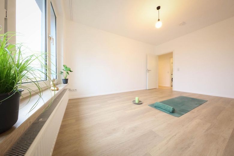 Attractively renovated + partially furnished + 3-room apartment, quietly located with fitted kitchen, cellar & bathroom with daylight – Yogazimmer?