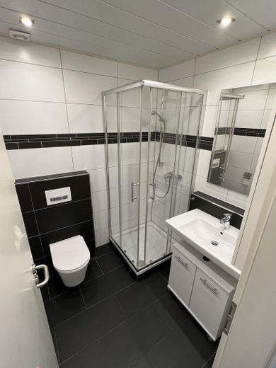 Modernes Badezimmer / Duschbad