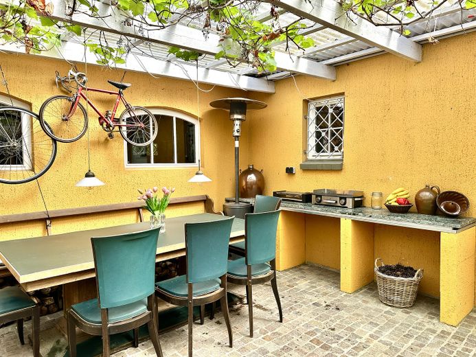 Villa mit Gutshauscharakter auf 3500m²-unverbaubarer Seeblick in Kieler Stadtrandlage – Überdachter Außenbereich
