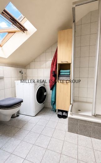 Wertstabile Kapitalanlage in Ingolstadt-Friedrichshofen: Vermietetes Dachgeschoss-Apartment mit Tiefgaragenstellplatz in ruhiger zweiter Reihe! – Badezimmer