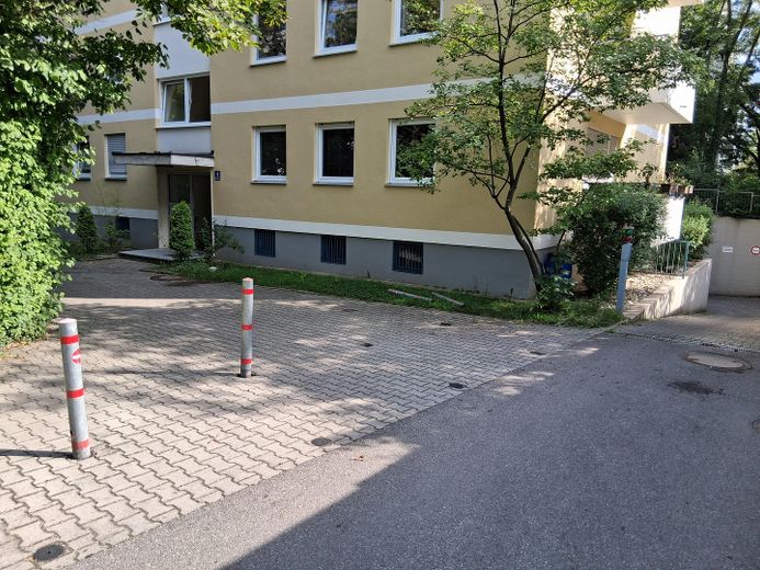 Bezugsfreie 2-Zimmer-Eigentumswohnung mit TG in ruhiger Lage nahe Englischem Garten – Hauseingang