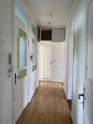 Sofortbezug! Helle 5-Zimmer-Altbauwohnung m. Balkon über den Dächern von Kiel zu kaufen. – Flur nach links