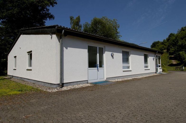 Modern commercial unit / office space for rent in a well-maintained location – Photo 2