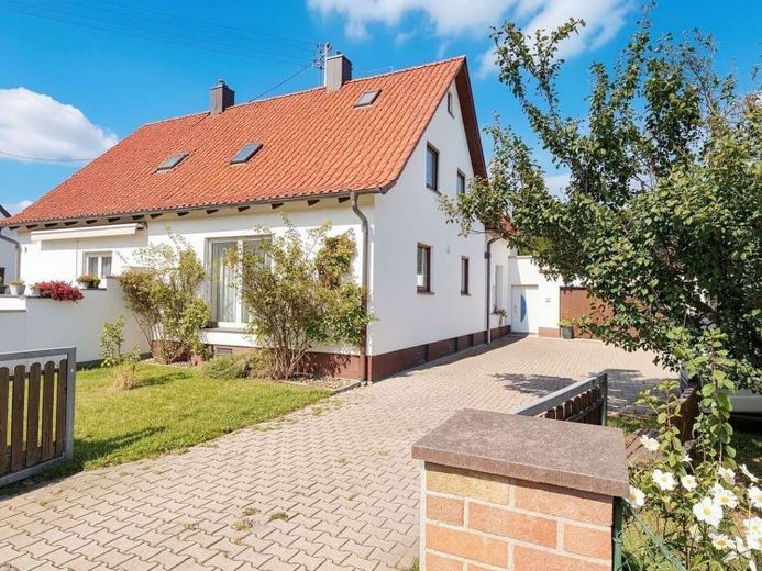 Dla osób kalkulujących, starsza połowa bliźniaka z mieszkaniem wydzielonym i działką o powierzchni 802 m²!! (z możliwością dalszej zabudowy), w Bobingen-Siedlung – Zdjęcie 1