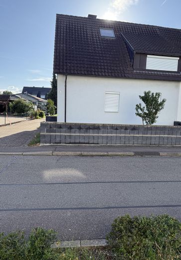 Gelflegte Doppelhaushälfte mit großem 580 m² Grundstück und Carport provisionsfrei bezugsfrei – Haus vorne von außen