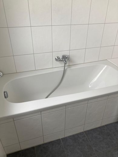 Helle 2,5-Zi.-Dachgeschosswohnung m. Fußbodenheizung, Inkl. Stellplatz in Holzwickede – Badezimmer