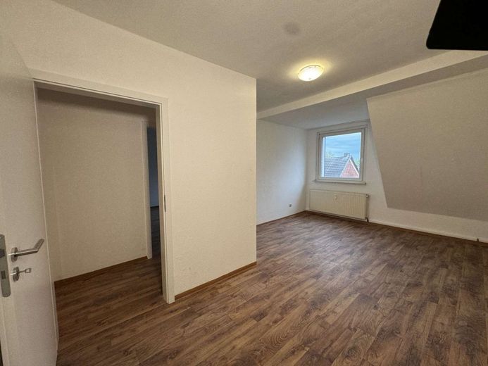 Großzügige, renovierte 5-Zimmer-Dachgeschosswohnung in Bochum-Wattenscheid - perfekt für Familien – Schlafzimmer 1