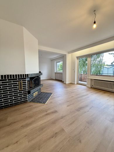 Helle, frisch sanierte 3-Zimmerwohnung mit großem Balkon und Blick ins Grüne – Wohnz. m. Blick zum Essz.