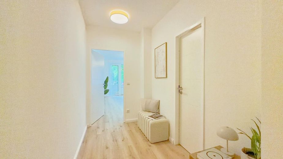 Apartamento de 2 habitaciones con balcón en Lokstedt – recién renovado, sin comisión de agencia por parte del propietario – Flur