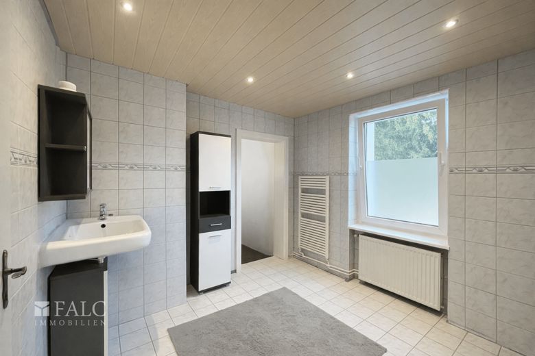 Solide Kapitalanlage südlich von Berlin mit Perspektive auf Eigenbedarf – Badezimmer_1OG_Wohnung oben