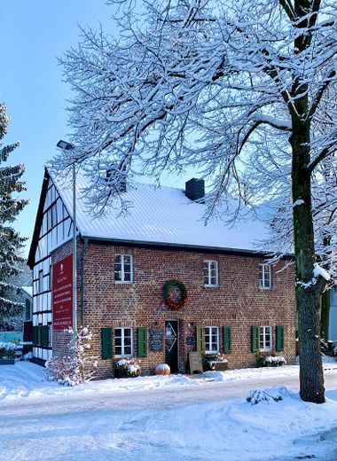 Die Buchmühle: Ubicación para eventos y negocios · Sala de exposición · Loft y diseño · Bienestar – Süd - Ansicht im Schnee