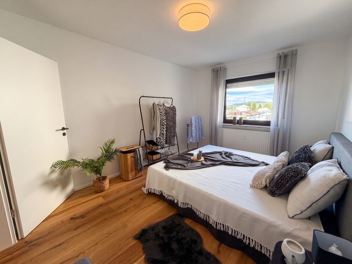 Sofort Einziehen! Frisch renovierte 3,5 Zimmer Wohnung mit Balkon und Garage – Schlafzimmer - Originalbild