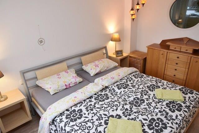 Commission-free 4-room apt., heating NEW, roof 2018 NEW! Parquet, high-quality fittings! – Schlafzimmer 1
