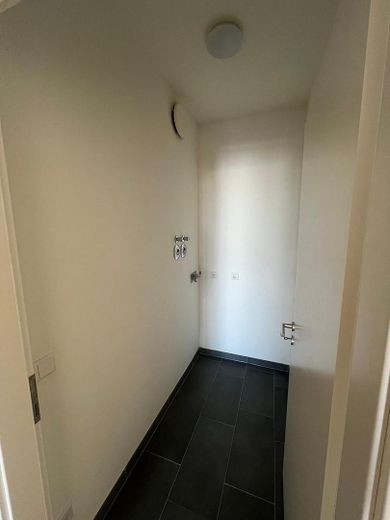 Exklusive neuwertige 3-Zimmer-Wohnung mit schönem Balkon von PRIVAT! – Hauswirtschaftsraum