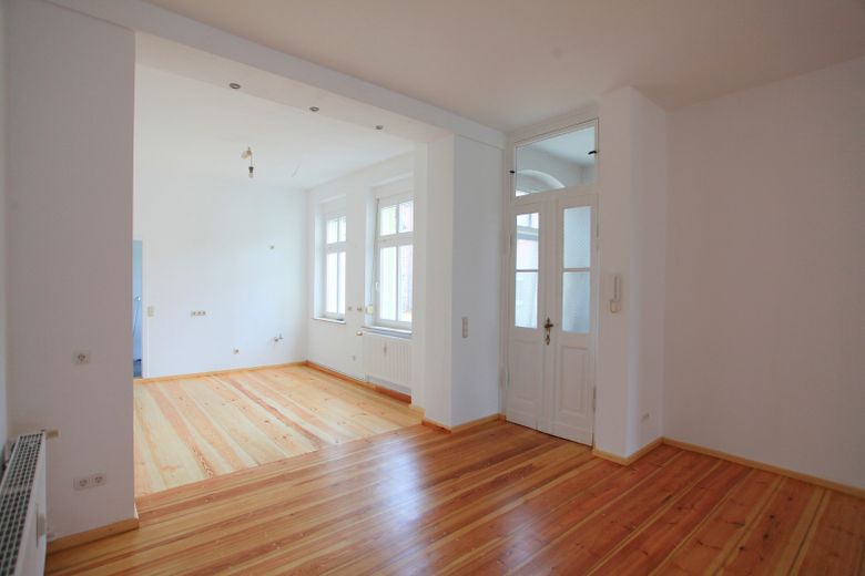 Loftähnliche Wohnung im historischen Zentrum Jüterbogs – Küche und Eingangsbereich