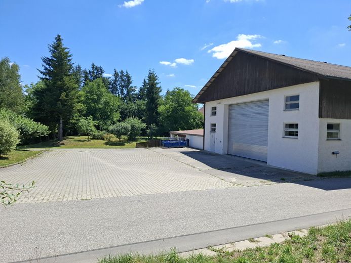 Entrepôt / hall commercial de 644 m² avec grande porte sectionnelle sur la B388 – Photo 2