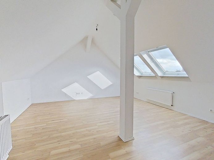 NIENTE ONERI PER IL RISCALDAMENTO, MA 2 CANONI NETTI GRATUITI: Appartamento mansardato di 2 locali dalla disposizione particolare, con vasca da bagno – Ansicht I: Wohnzimmer (1.OG)
