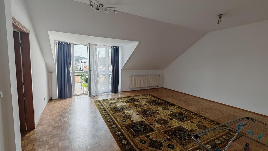 3-Zimmer Dachgeschoss Whg 28 mit Ausblick in Nittenau – Wohnzimmer