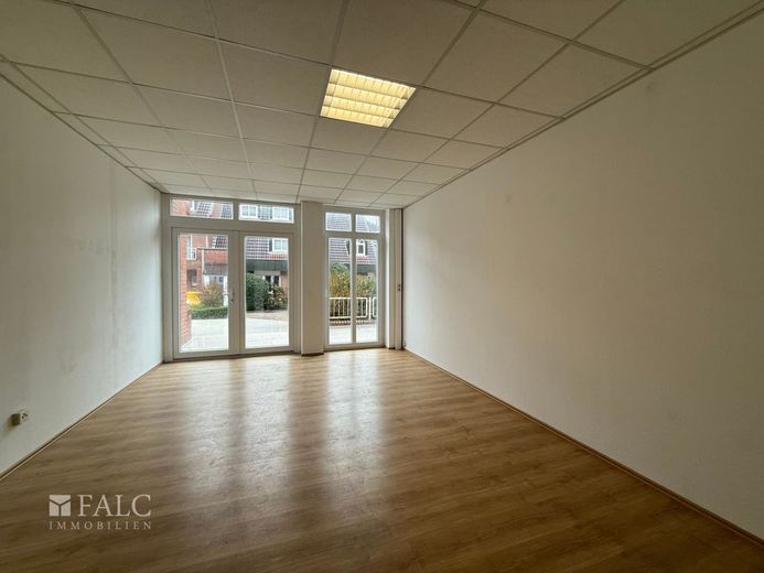 Exklusives Wohnen auf einer Ebene - 6 Zimmer, ca. 220 m², Balkon &amp; TG-Stellplatz möglich – Wohnzimmer