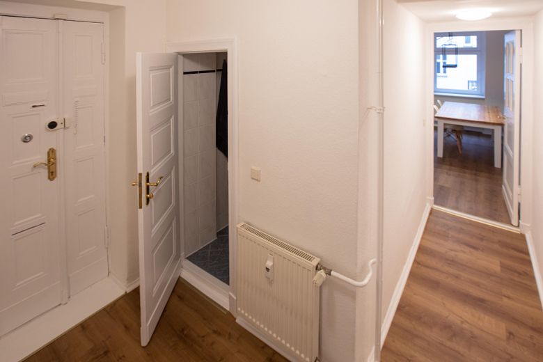 Stilvolle möblierte Altbauwohnung am Humannplatz / Stylish Furnished Apartment near Humannplatz – Flur Blick Richtung Küche