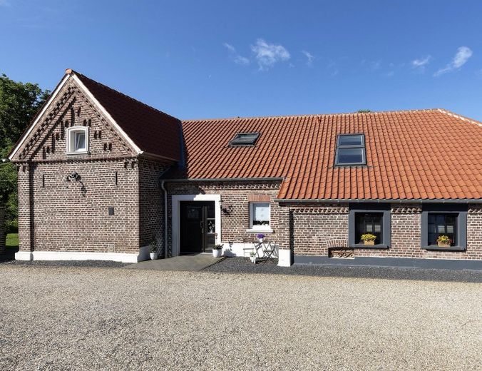 PROVISIONSFREI * HISTORISCHER CHARME & NEUBAUKOMFORT * A+ EFFIZIENZ * BAUERNHAUS AUF HOFANLAGE – Das T-Haus von der Hofseite