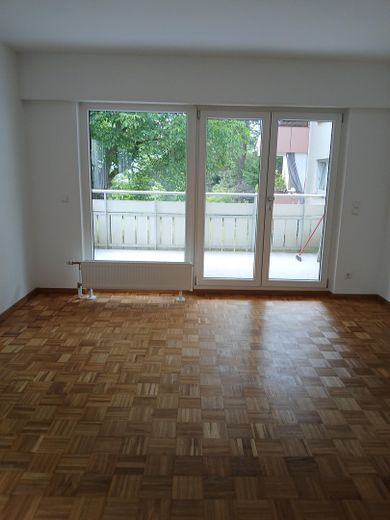 3-Zimmerwohnung zentral gelegen in Münchingen – Wohnzimmer mit Balkon