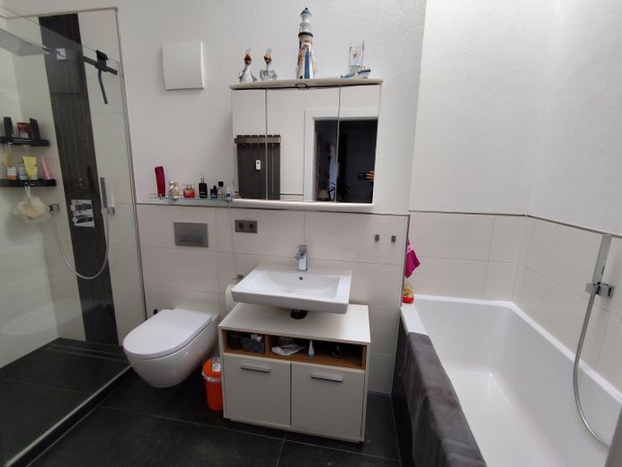 Hochwertige 3-Raum-Dachgeschosswohnung mit großer Dachterrasse in ruhiger Top-Lage – Badezimmer