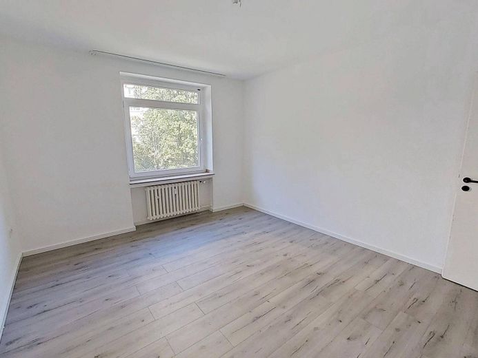 Sakin bir konumda BALKONLU geniş 3 odalı daire – Ansicht I: Schlafzimmer I