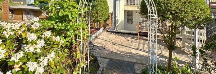 Goed onderhouden 2-3 gezinswoning met tuin + garage, direct beschikbaar