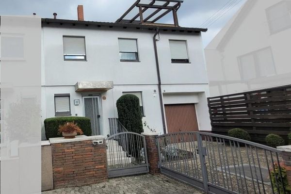 Casa bifamiliare in posizione tranquilla con giardino confinante con i giardini vicini