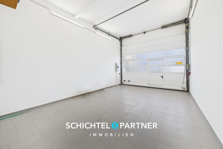 Uphusen | Seltenes Wohn- und Geschäftshaus mit Parkhof und Autohalle – S&amp;P | Garagenhalle