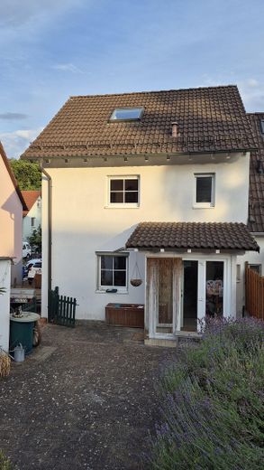 €12,000 saved on estate agent fees! Modernised semi-detached house with garden: close to the centre, quiet, low ancillary costs – Rückansicht