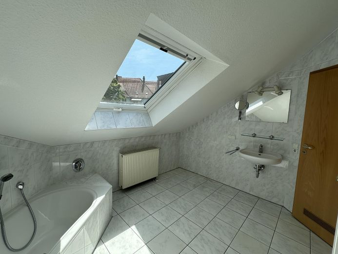 Kassel - Bad Wilhelmshöhe: Moderne 4 ZKB mit großer Terrasse – Badezimmer mit Wanne + Dusche