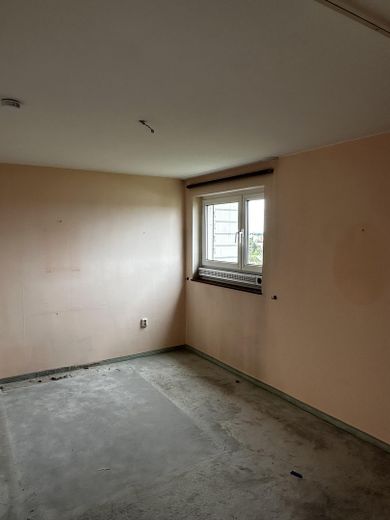 Ampio appartamento vuoto con vista sulle Alpi dal nord di Monaco – Schlafzimmer