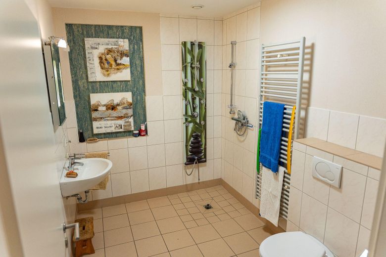 Vielseitige Gewerbeimmobilie in Wietmarschen OT Lohne: Halle, Büro & Wohnhaus – Bad mit Dusche- Büro