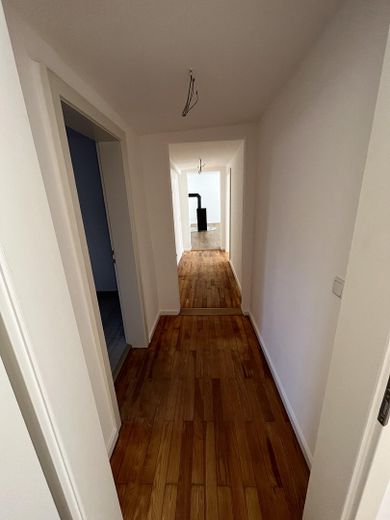Traumhaftes Wohnen am Marktplatz: kernsanierte 4-Zimmer-Wohnung mit Kaminofen & Gartennutzung – Flur 